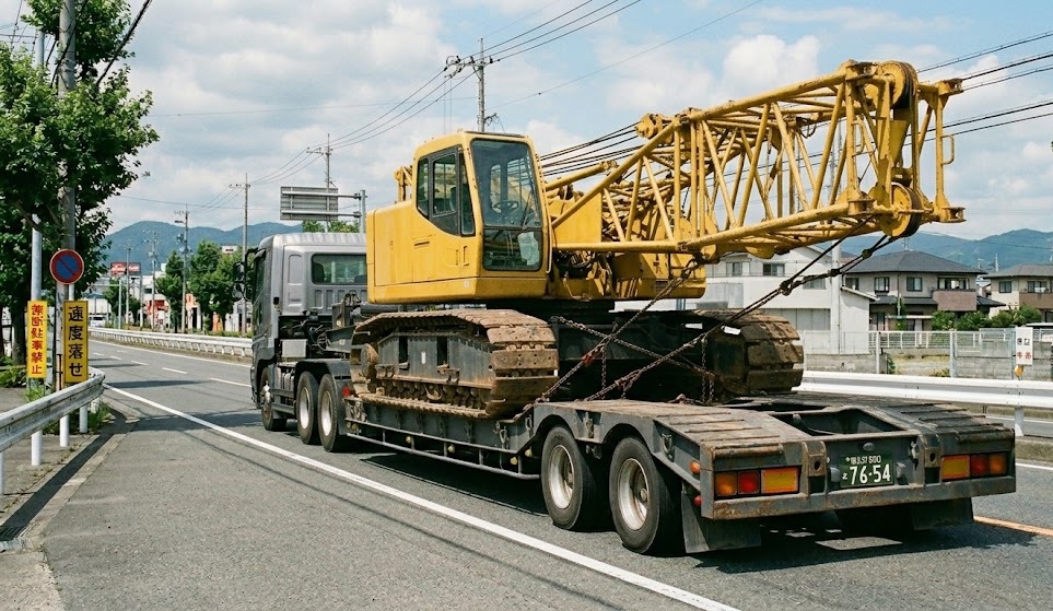 クローラクレーンを低床トレーラに積載して公道輸送している状態