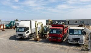 中古車販売ヤードに並ぶ大型トラック。特殊車両の中古車購入時の特車申請確認ポイントのイメージ。