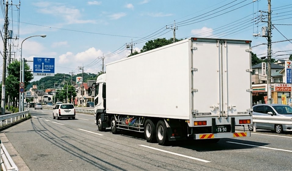 日本の幹線道路を走行する大型セミトレーラ。特車申請の包括申請と合成車両の解説イメージ。